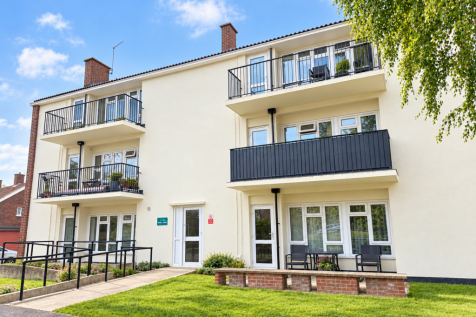 2-bed flat on Cooks Spinney, Harlow, Essex, £1,300/mo