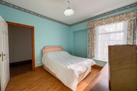 Middle Bedroom