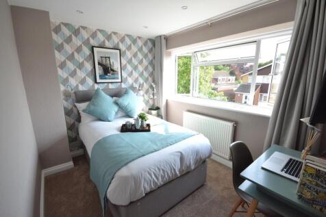 Studio flat on 12 Ketton Close, Luton, Bedfordshire, LU2, £700/mo