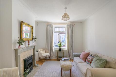 2E6SSV - Living Room E.jpg