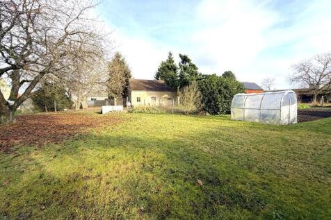 Blick auf Garten und Scheune