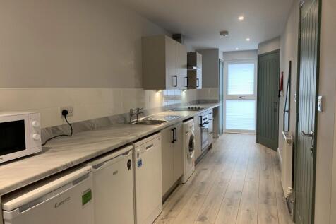 2 Bed Student Property // Bills Included // July 2027 photo 3