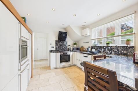 CAM02909G0-PR0424-STILL008