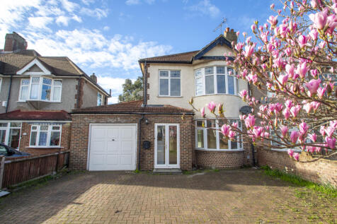 Three bedroom house in Mottingham