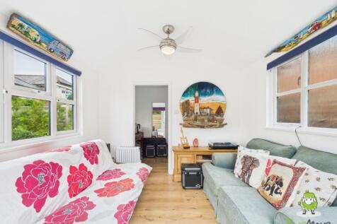 EweMove Estate Agents Basingstoke - Dursley Cottag