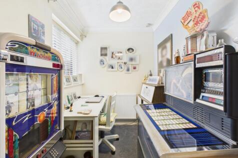 CAM03729G0-PR0133-STILL014