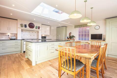 6 bed, 3 bath Detached in Sheffield - Photo 7
