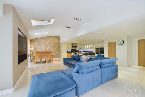 STUNNING OPEN PLAN LIVING KITCHEN