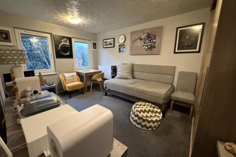 LOUNGE/BEDROOM