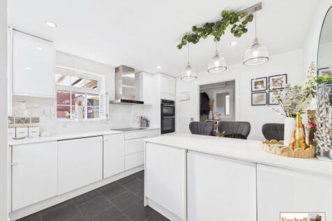 Kitchen / Breakfast Area