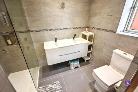 EN-SUITE SHOWER ROOM