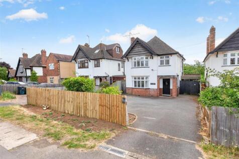Northampton-Road-Drive-Front-Gates-To-Side-And-Gar