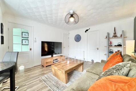 St.Annes Wynd, Erskine lounge
