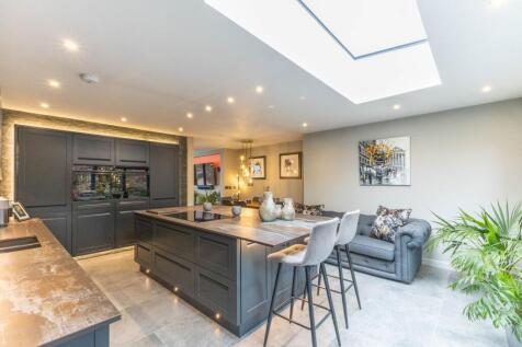 KITCHEN / DINING AREA