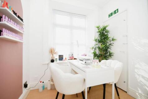 SALON - NAIL TECH 01.JPG