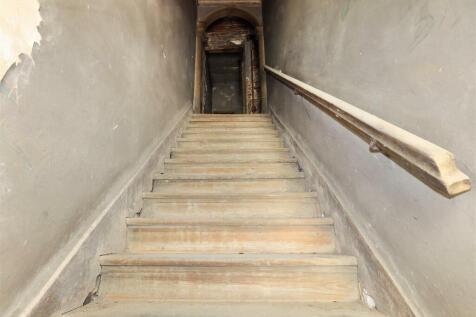 Charming Building, Estrela