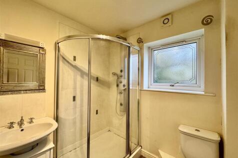 EN SUITE SHOWER ROOM