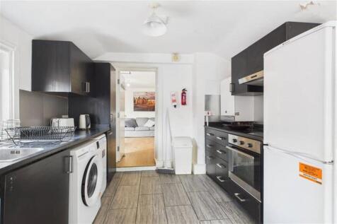 6-bed flat on Ashleigh Grove, West Jesmond, Newcastle Upon Tyne, £3,770/mo
