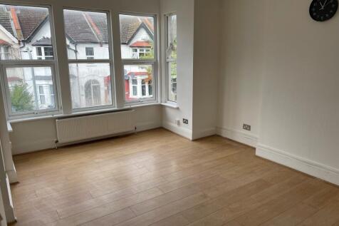 3-bed flat on Brightwell Avenue, Westcliff-on-sea, Southend-on-sea, £1,450/mo