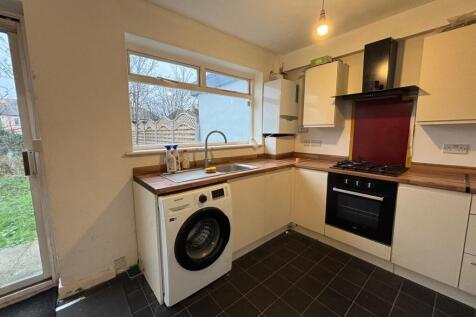 38 Ashurst Drive Ilford IG2 6SB photo 4
