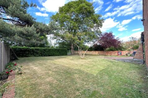 Well-Appointed Side Garden 013