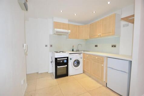 Studio flat on Rochfords Gardens, Slough, Berkshire, SL2, £950/mo