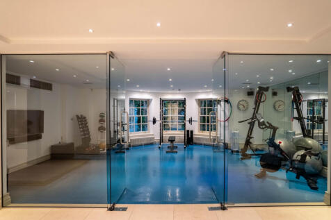 10 bed, 10 bath Detached in London - Photo 31