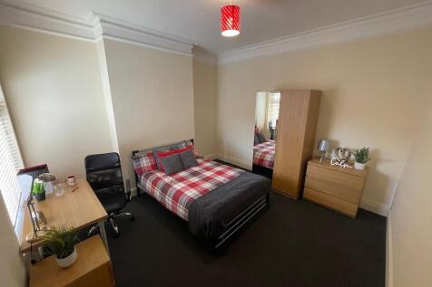 Bright, tidy double bedroom with a patterned do...