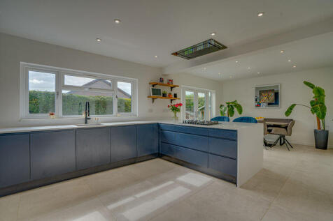 Modern Kitchen / Diner with integrate...