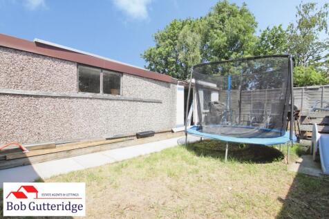 ENCLOSED REAR GARDEN