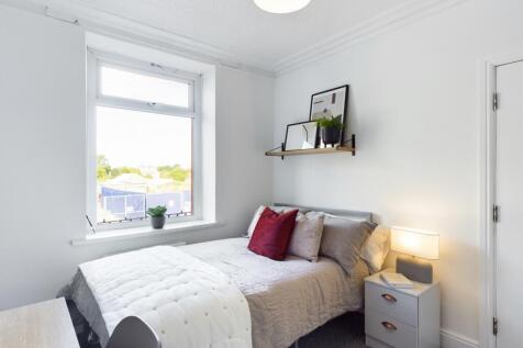 A bright and inviting double bedroom perfect fo...