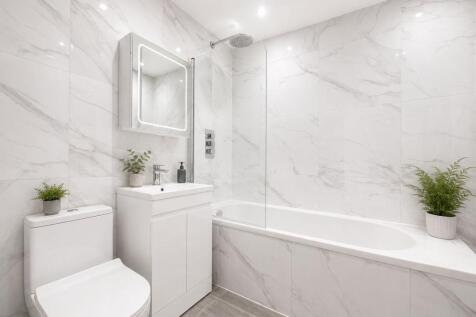 Loddon Vale House Hurricane Way, Woodley photo 5