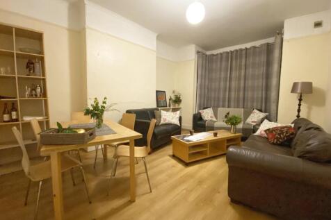 Bright, well-kept living room with wood-effect ...