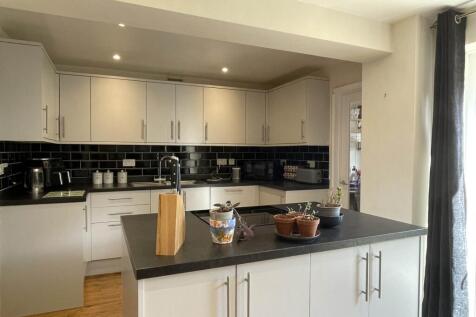 Walkers Close, Freeland photo 3