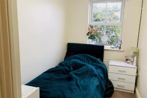 3 bed 2 bath house for rent in Forest Gate E7.