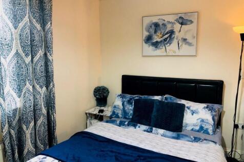 3 bed 2 bath house for rent in Forest Gate E7.