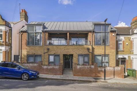 3-bed flat on Eastcombe Ave SE7, £2,450/mo