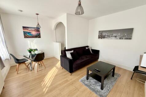 Beautiful 3-Bedroom Flat off of Green Street