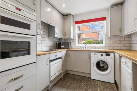 Available Sept 2027- 6 Rooms - Wallcroft Close photo 2
