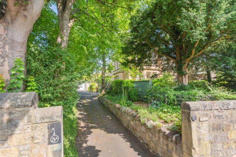 Driveway of 3 (Flat 1) Newbattle Terrace