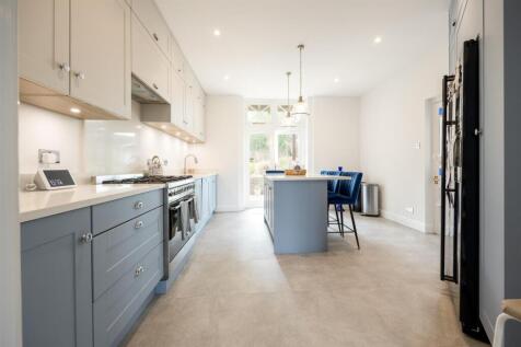 Modern kitchen.jpg