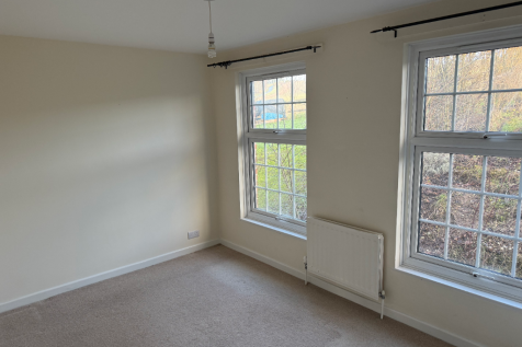 4 The Village, Litchfield, RG28 7PJ photo 3