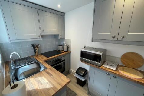Available One (1) Professional Room - Knight Street photo 3