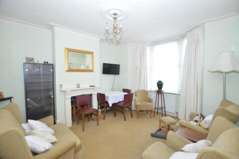 450 Hanworth Road lounge.JPG