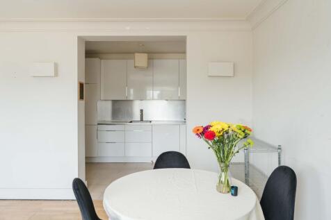 Albion Court E1