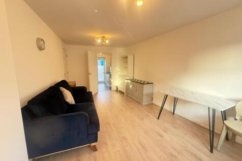 4-bed terraced on Burley Lodge Road, Leeds, LS6, £1,650/mo
