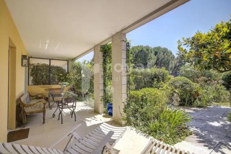 Contemporary apartment in a prestigious secure est