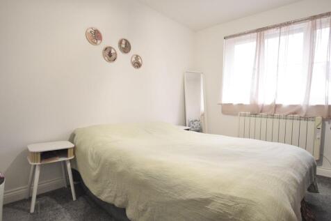 Curzon Drive, Grays, RM17 photo 5