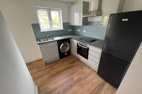 Flat 17 Val Court Kitchen.jpg