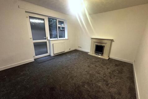 2-bed flat on Wood Bank, Penwortham, Preston, £775/mo